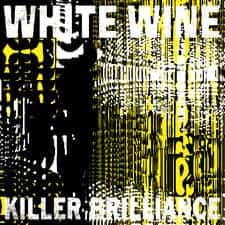 White Wine – Killer Brilliance 2xLP/CD (Altin Village) Ein neues Album von WHITE WINE - Ich bin nicht gerade als Sommelier bekannt, weiß kaum, zu welchem Essen Weißwein serviert wird; ich bin mir aber sicher, dass dieses dunkle Werk nicht zum Standardrepertoire der Kulinarik gehören kann. Joe Haege (31 Knots, Tu Fawning) hat mit seinen Mitstreitern Fritz Brückner und Christian Kühr eine ganz besondere Platte abgeliefert. Nachdem letztes Jahr oft von den ekstatischen Ausbrüchen verschiedener White-Wine-Konzerte geschwärmt wurde, waren die Erwartungen an das nächste Album riesig. Und tatsächlich: Während die Band live auf kritische Geister gelegentlich noch indifferent wirkte, ist sie bei »Killer Brilliance« nun auf dem Punkt.