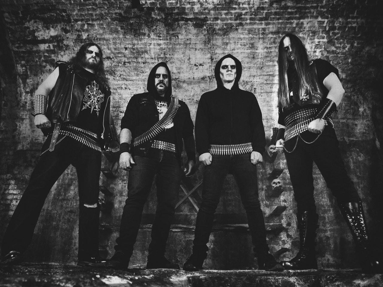 Portfolio (DEATHMETAL) Bei "Coven Of The Dead" der Münsteraner CRYPTS kriegt man ordentlich eingeschenkt! Herrlich schnörkellos und ohne Umschweife beginnt das Album, ohne Intro, ohne Firlefanz, sondern in medias res mit einem trockenen Schwedenblei-Riff, nach dessen Wiederholung der tolle Old School Death Metal Gesang einsetzt und schon ist man mittendrin.